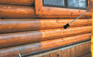 Подготовка фасада деревянного дома к покраске. Очистка древесины